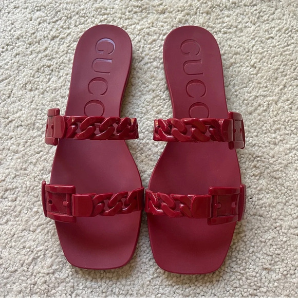GUCCI Women's Hibiscus Red Rubber Chain Detailed Slide Sandals - Picture 1 of 8